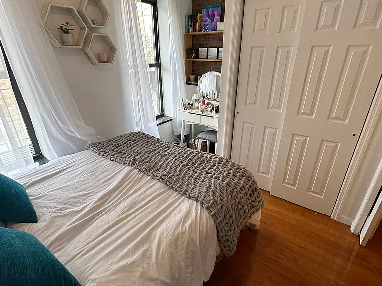 154 Allen St #1B — Photo 2