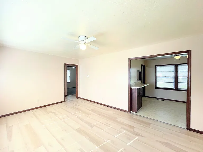 1427 N Harding Ave — Photo 3