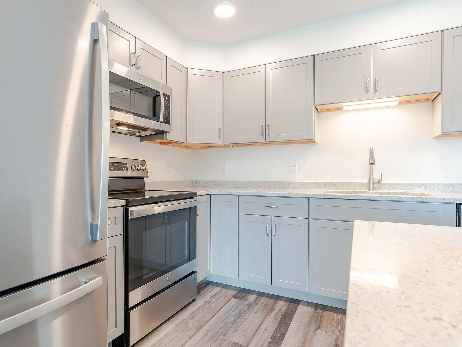 2 bed, 900 sqft, $1,900 — Photo 2