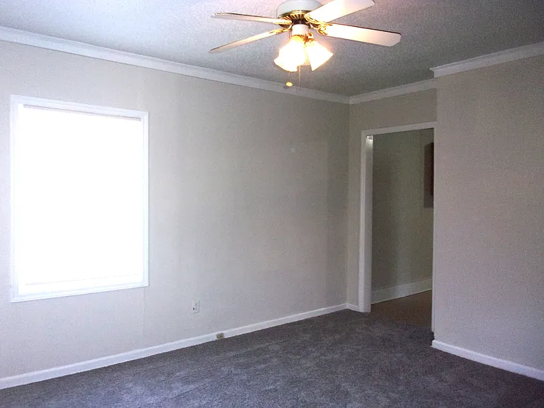 526 Leslie St — Photo 4