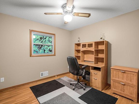 5th image of 9581 Pilgrim Ln N