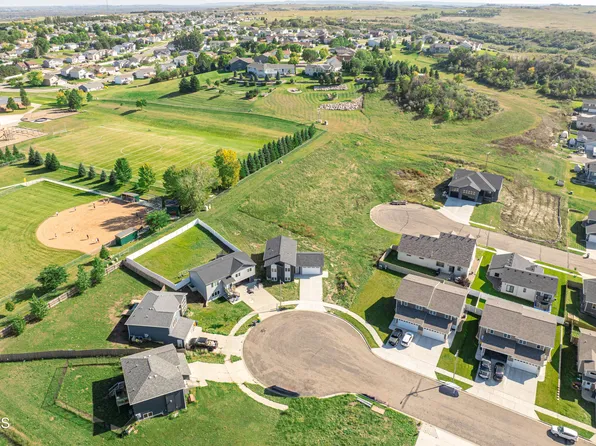 501 Lena Ct SE, Mandan, ND 58554