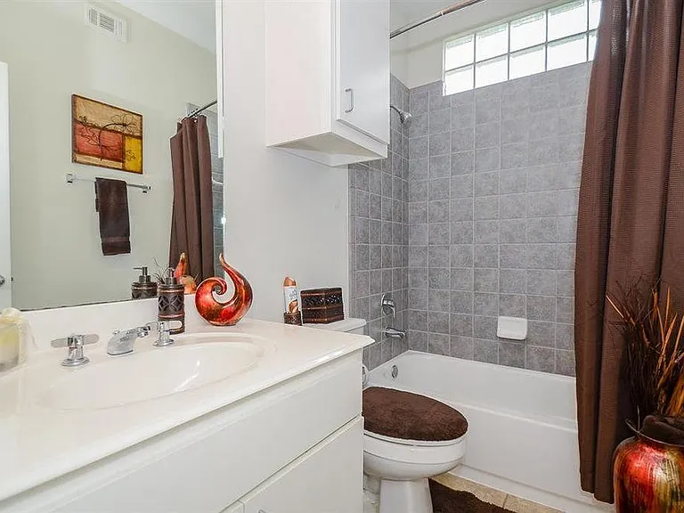 Full bathroom downstairs with shower and tub