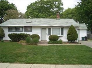 115 Syosset Cir, Syosset, NY 11791