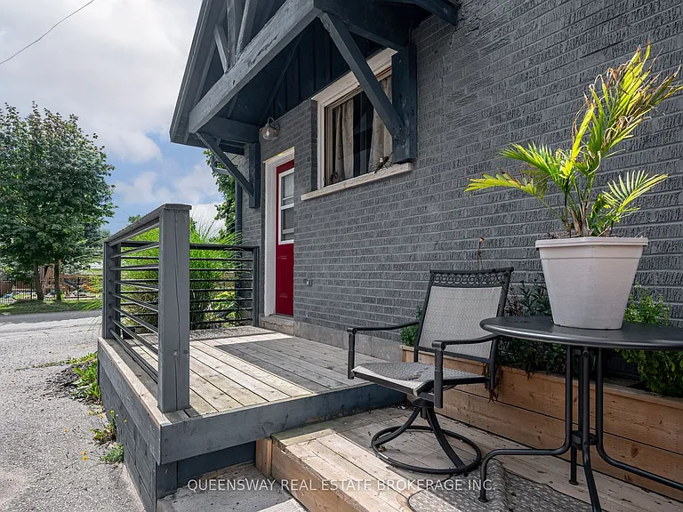 14 Webb St E — Photo 31