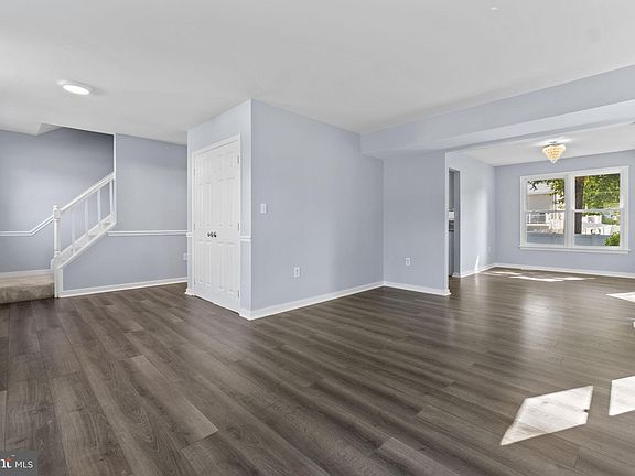 5th image of 260 Vine Pl