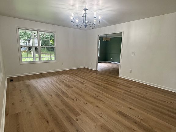 4th image of 43 Hawthorne Dr