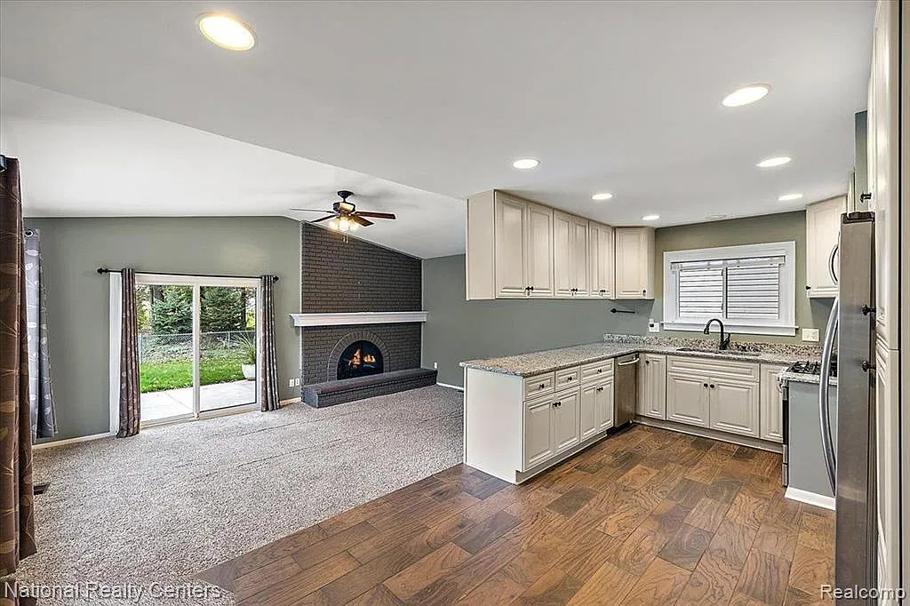 3 bed, 2.5 bath, 2344 sqft, $2,650 — Photo 3