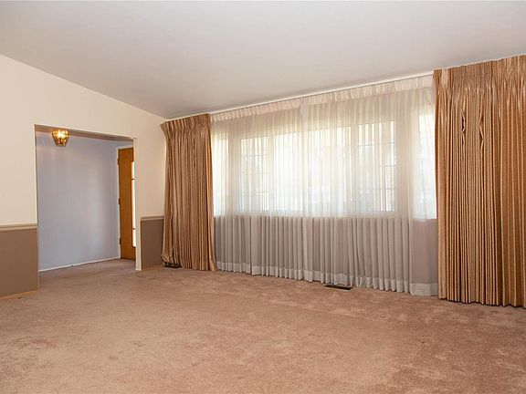 3rd image of 2615 N Waterford Dr