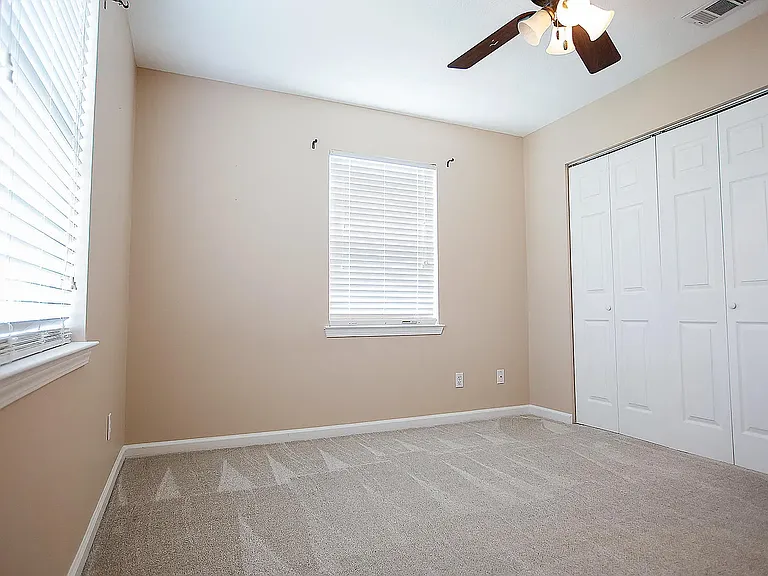 301 Lakeside Dr — Photo 9