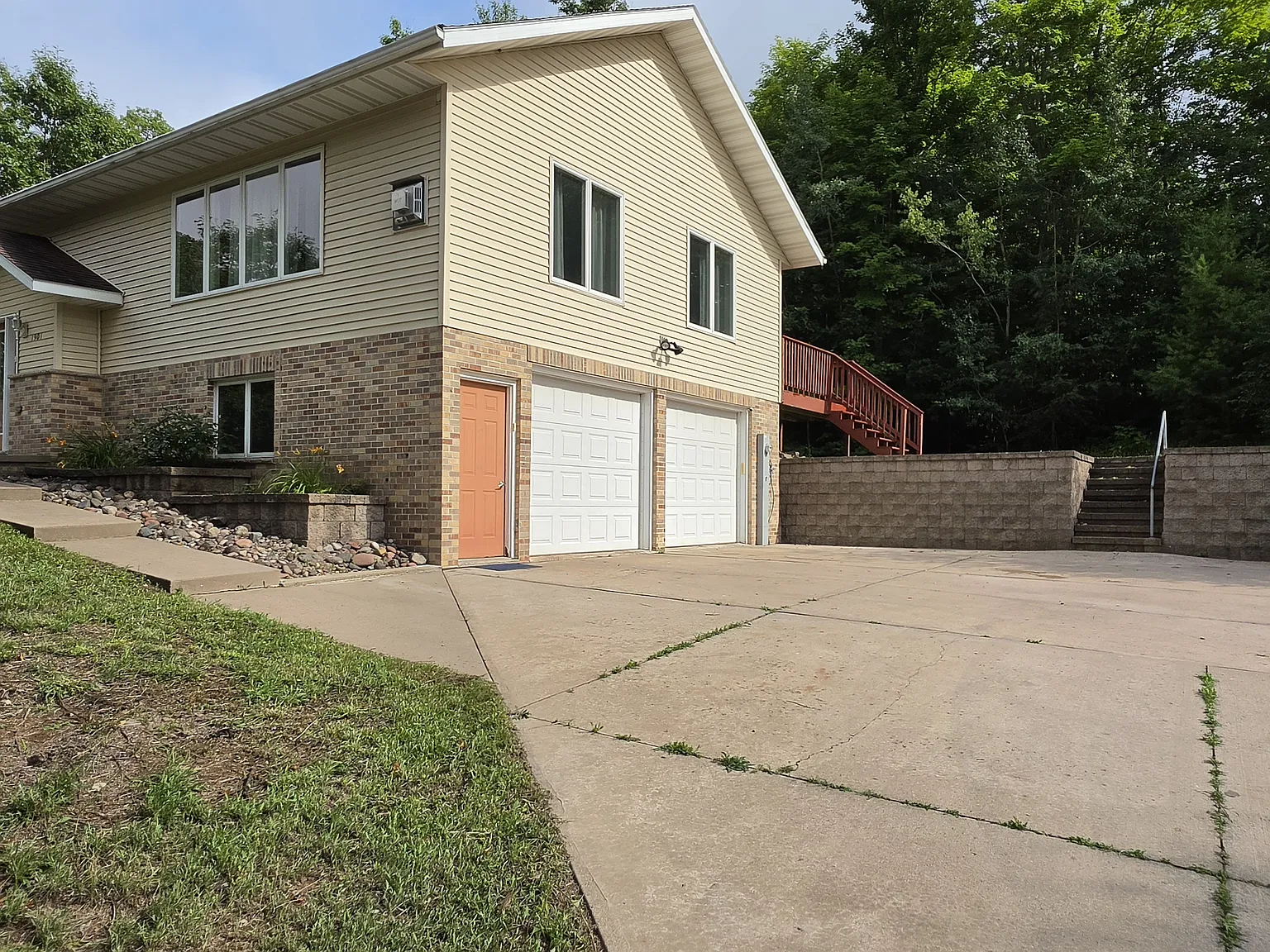 4 bed, 2552 sqft, $2,500 — Photo 1