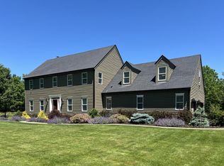 67 Oakwood Dr, Delafield, WI 53018