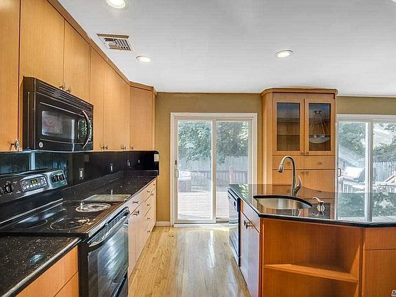 5th image of 144 Oakwood Dr