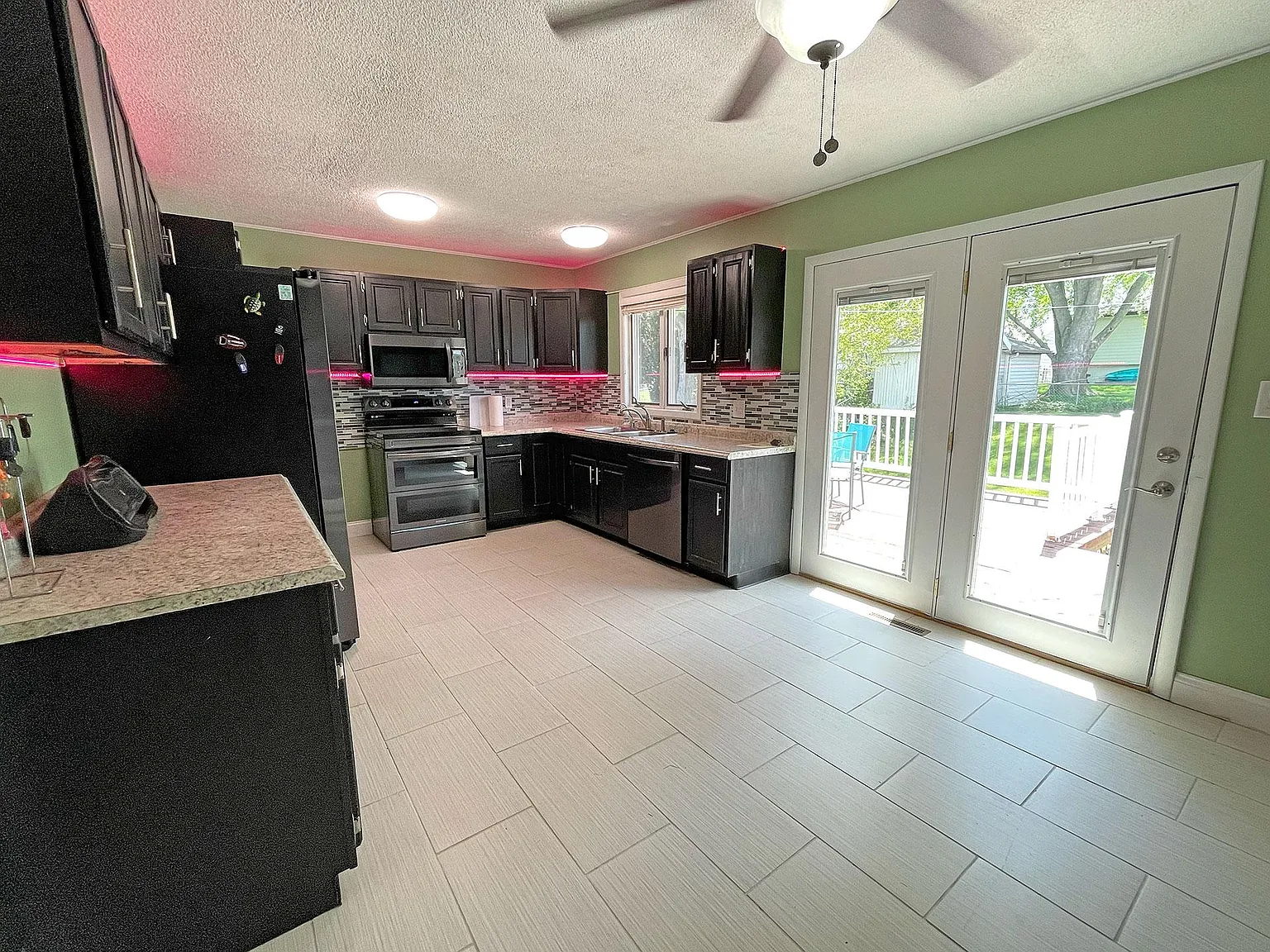 3 bed, 1.5 bath, 1403 sqft, $2,050 — Photo 4