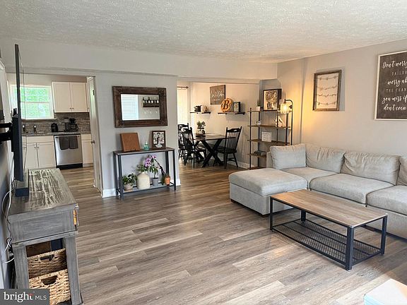 4th image of 654 Paddle Wheel Ct W