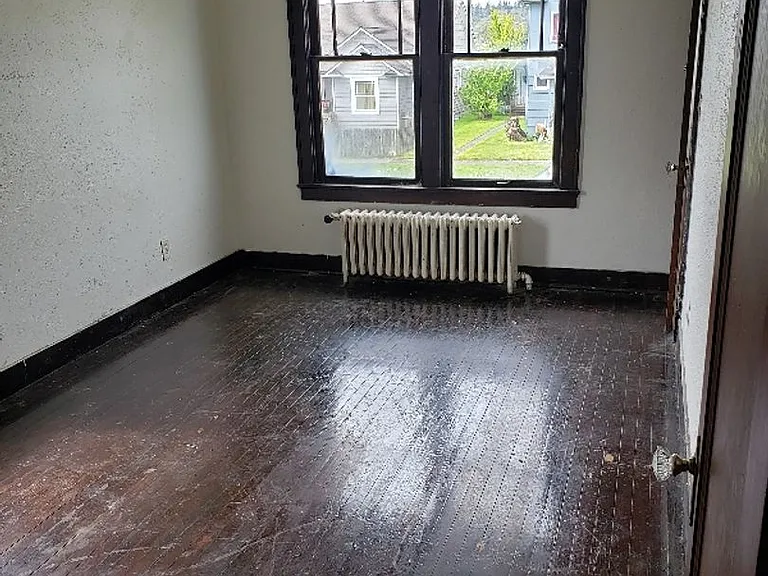 913 W 1st St — Photo 3