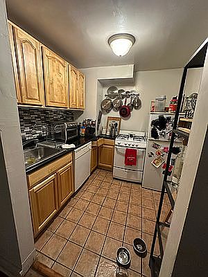 4th image of 258 E 112th St #1C
