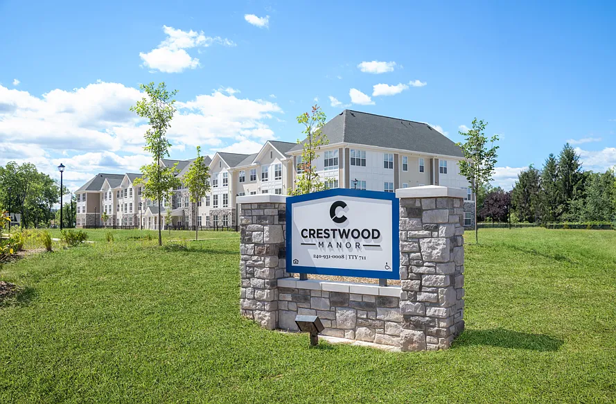 Crestwood Manor — Photo 2