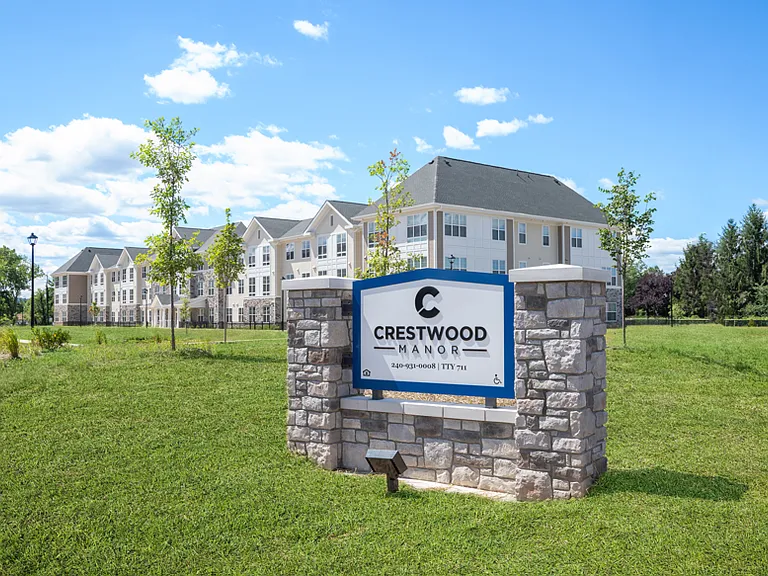 Crestwood Manor — Photo 2