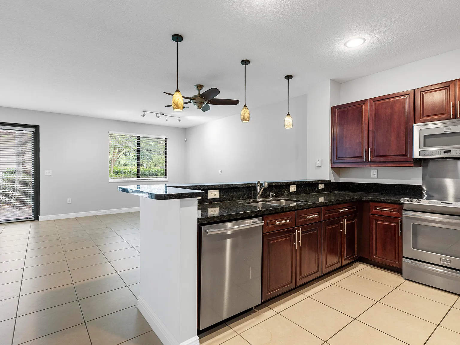 3 bed, 2.0 bath, 1969 sqft, $3,600 — Photo 4