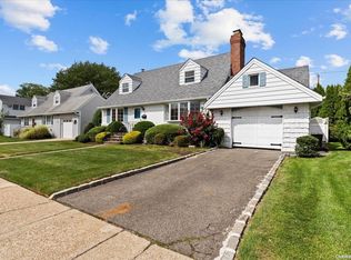 54 Amby Ave, Plainview, NY 11803