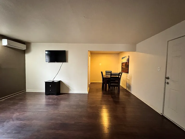 507 W Estes Ave #1 — Photo 4