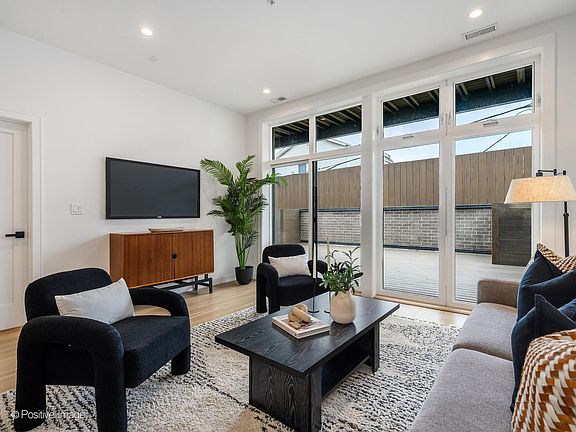 4th image of 1345 W Grand Ave #2S