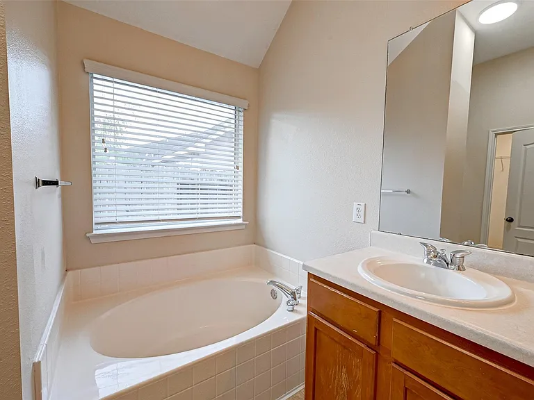 6923 Grants Hollow Ln — Photo 37