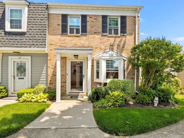 18 Harbor #18, Amityville, NY 11701