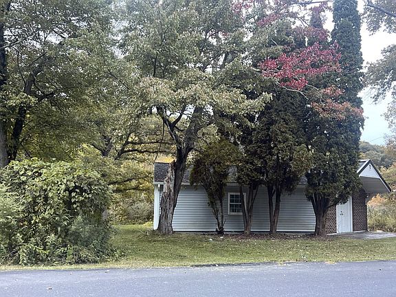 3rd image of 6 E Shore Trl