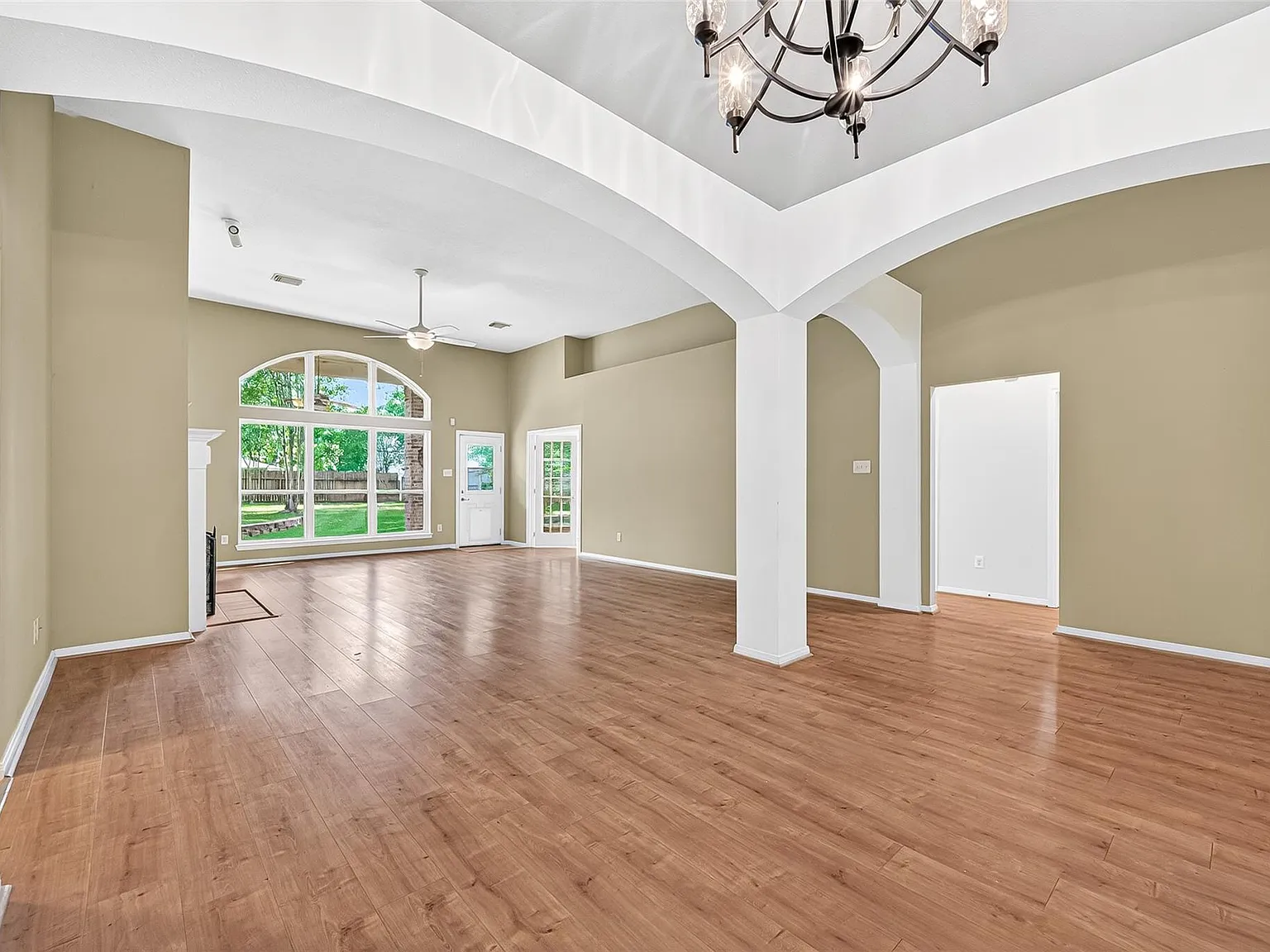 4 bed, 2.0 bath, 2120 sqft, $2,700 — Photo 2