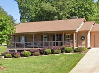 3282 16th Avenue Cir SW, Hickory, NC 28602