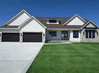 17519 N Valley Dr, Urbandale, IA 50323