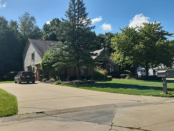 3rd image of 638 Roxbury Dr