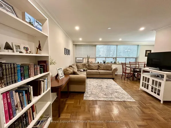 6 Meadowbrook Rd #1, Toronto, ON M6B 2S4