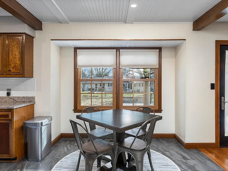 eat-in kitchen