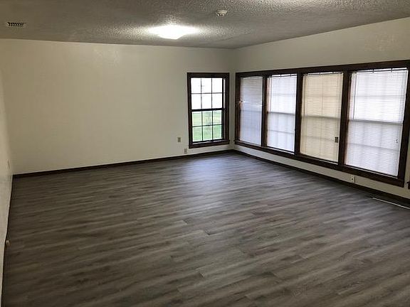 5th image of 326 W Seguin St