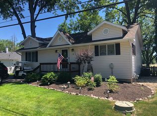 9 Oak St, Port Barrington, IL 60010