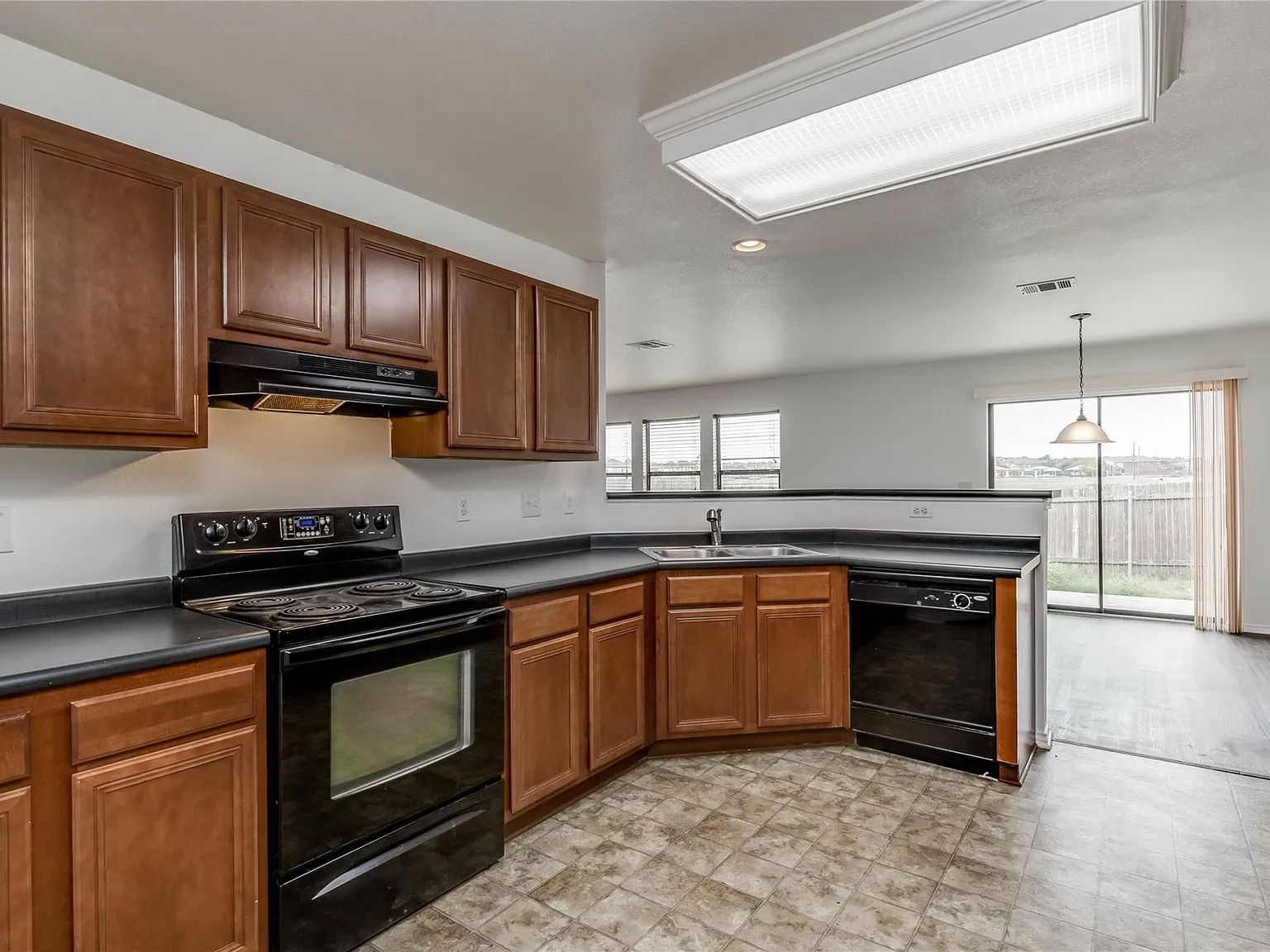 3 bed, 2.5 bath, 2014 sqft, $1,795 — Photo 4