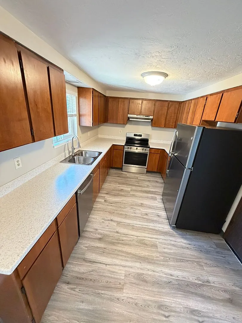 Newly updated large 3 bedroom! — Photo 2