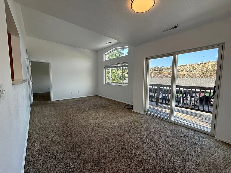 565 Redcliff Cir — Photo 2
