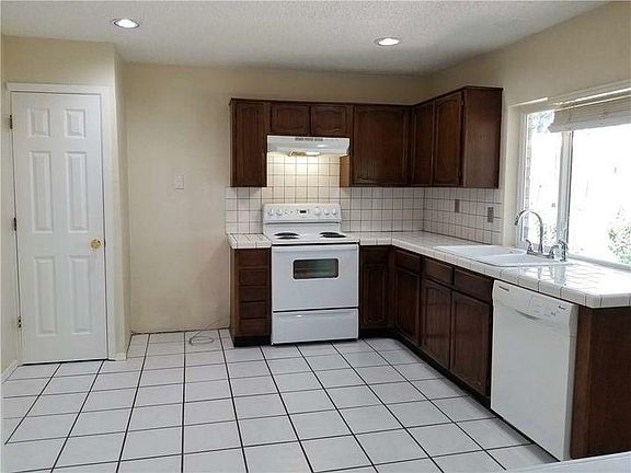 5th image of 2822 Royalty Dr