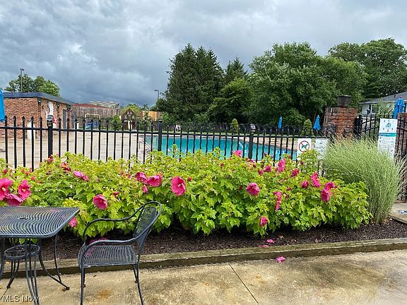 4th image of 2392 Arlington Dr #2392