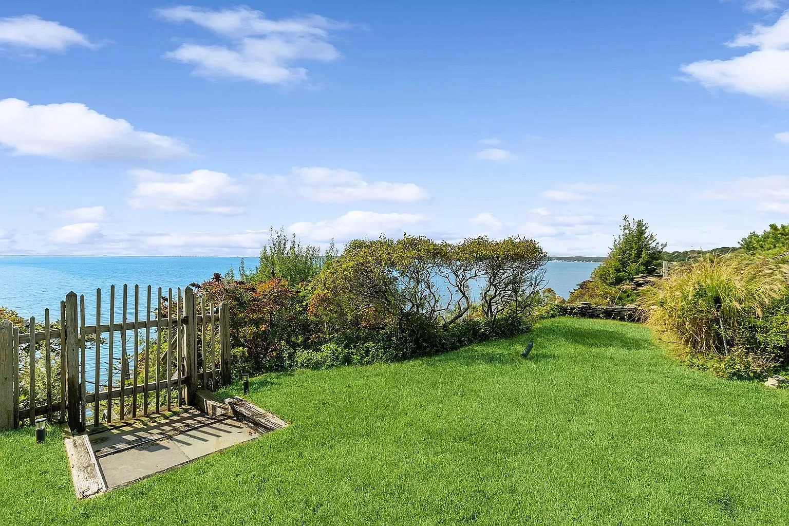 Bayfront Heaven - Stylish 3 Bed on the Bluff With Private Beach — Photo 3
