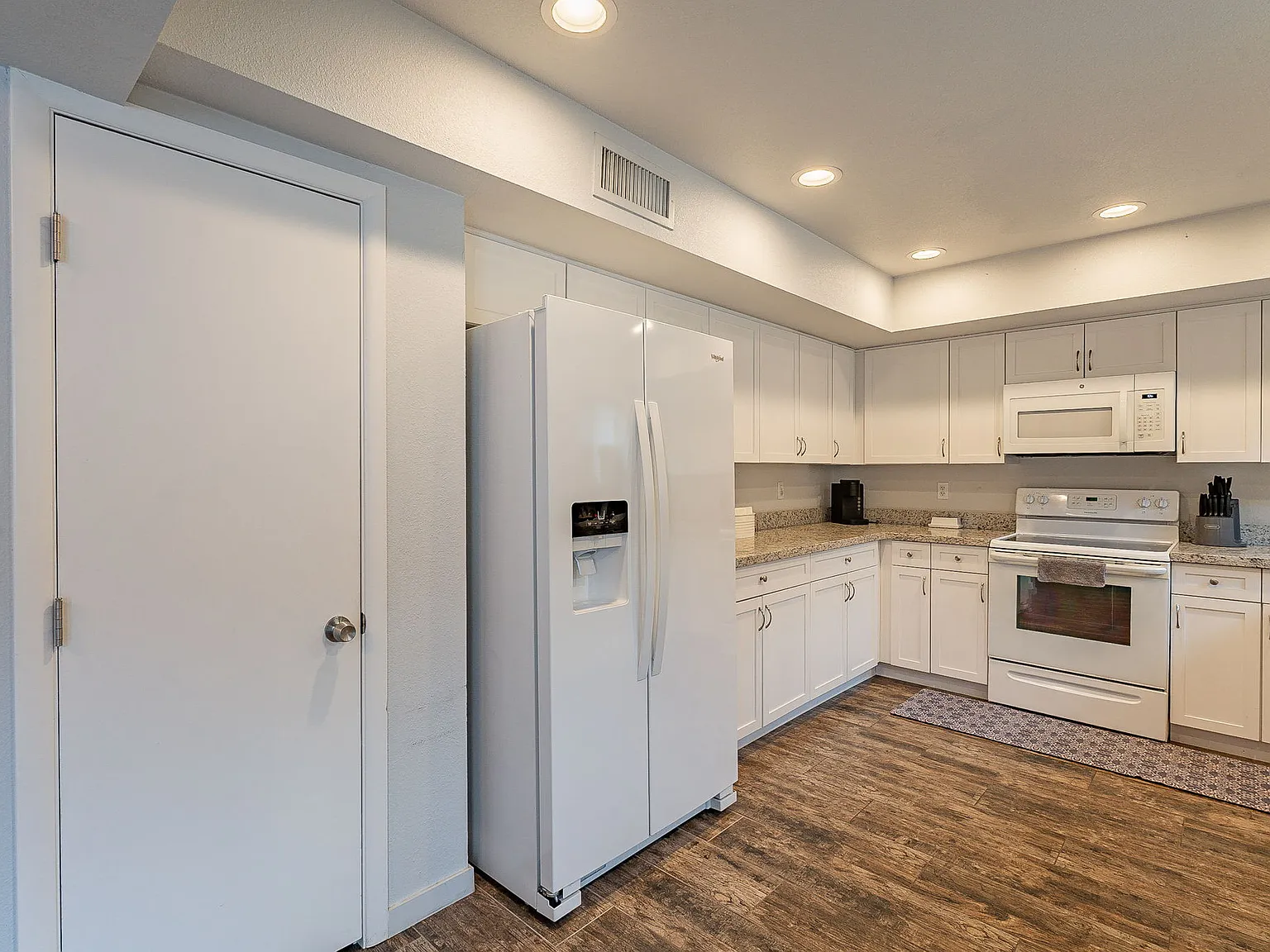 2 bed, 2.5 bath, 1552 sqft, $2,700 — Photo 2