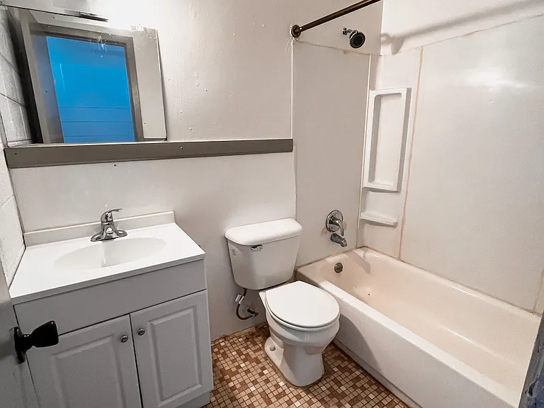 1050 E Clinton Ave — Photo 6