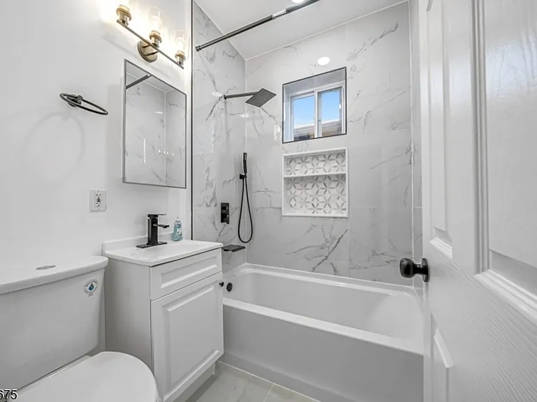 53-55 Henry St #57 — Photo 20