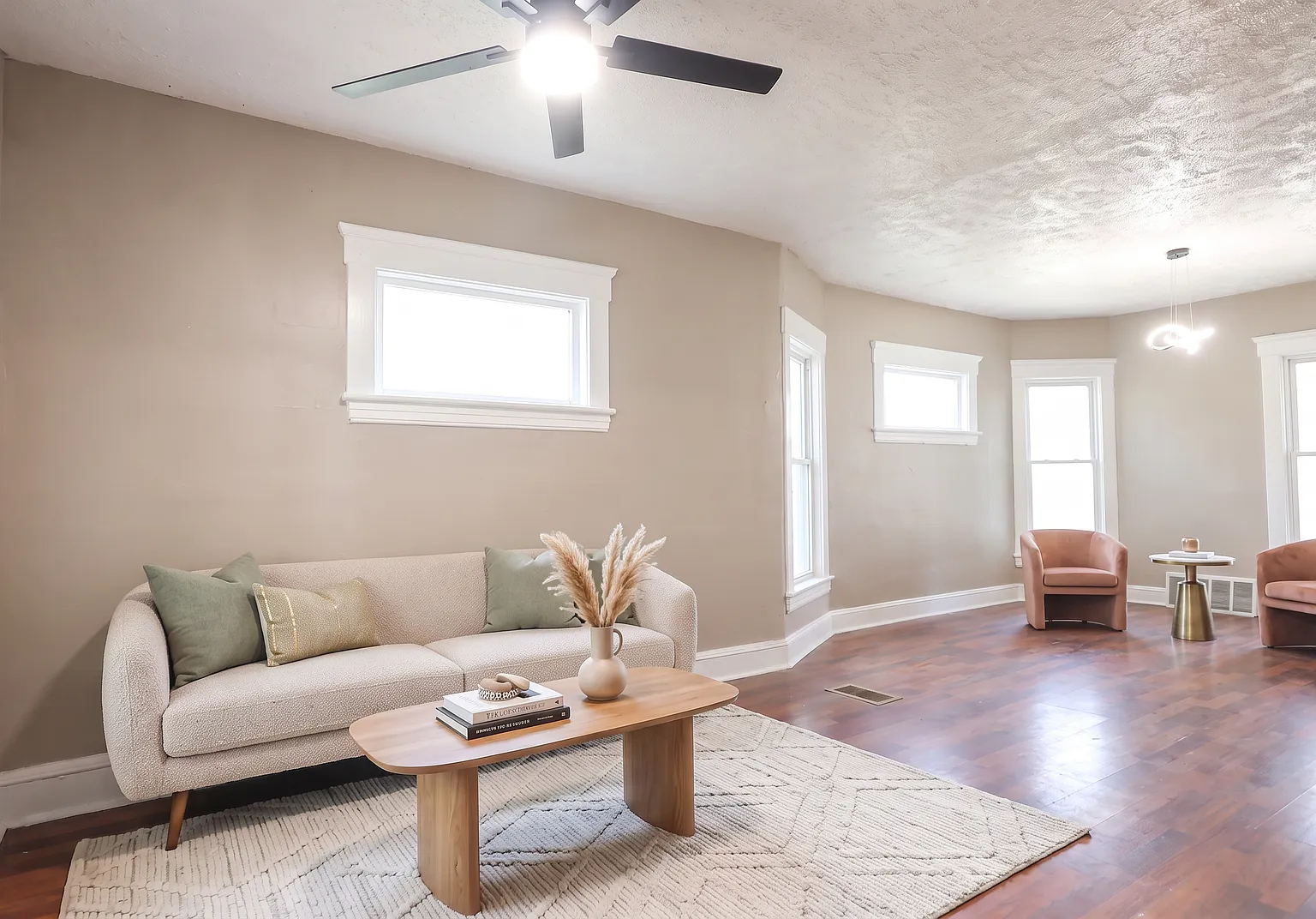 Welcome home to this freshly renovated 3-bedroom, 1-bathroom home on Cleveland's West Side! — Photo 1