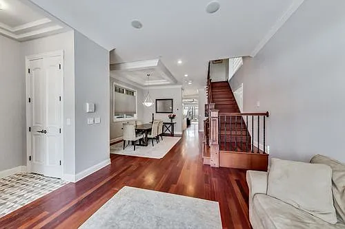 1337 W Roscoe St — Photo 8
