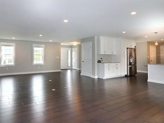 5th image of 26 Maxwell Ave